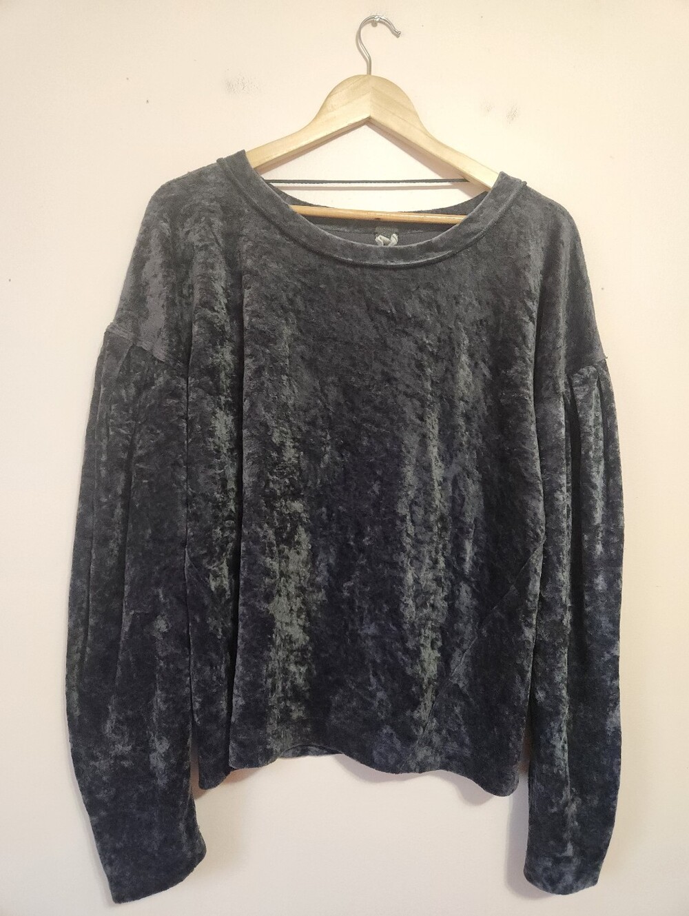 We The Free (Free People) Charcoal Crushed Velvet Balloon Sleeve Top Size S EUC